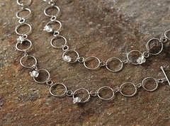 A02 Armcollier Bluetenringeleien
